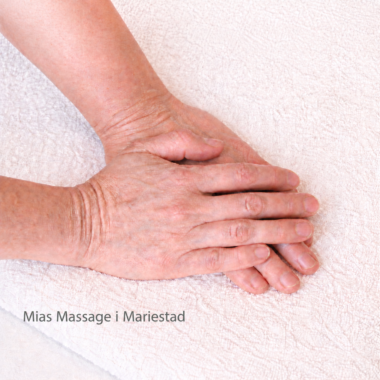 Händer under massagebehandling hos Mias Massage i Mariestad